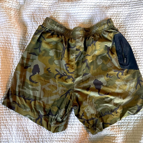 New Balance x J.Crew camo gym shorts. Men’s size Medium. - Picture 2 of 4